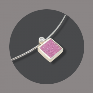 Anhänger mit Kobaltcalcit und Brillant