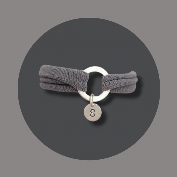 Armband aus Silber mit Buchstabe