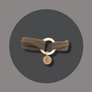 Armband aus goldplattiertem Silber mit Buchstabe